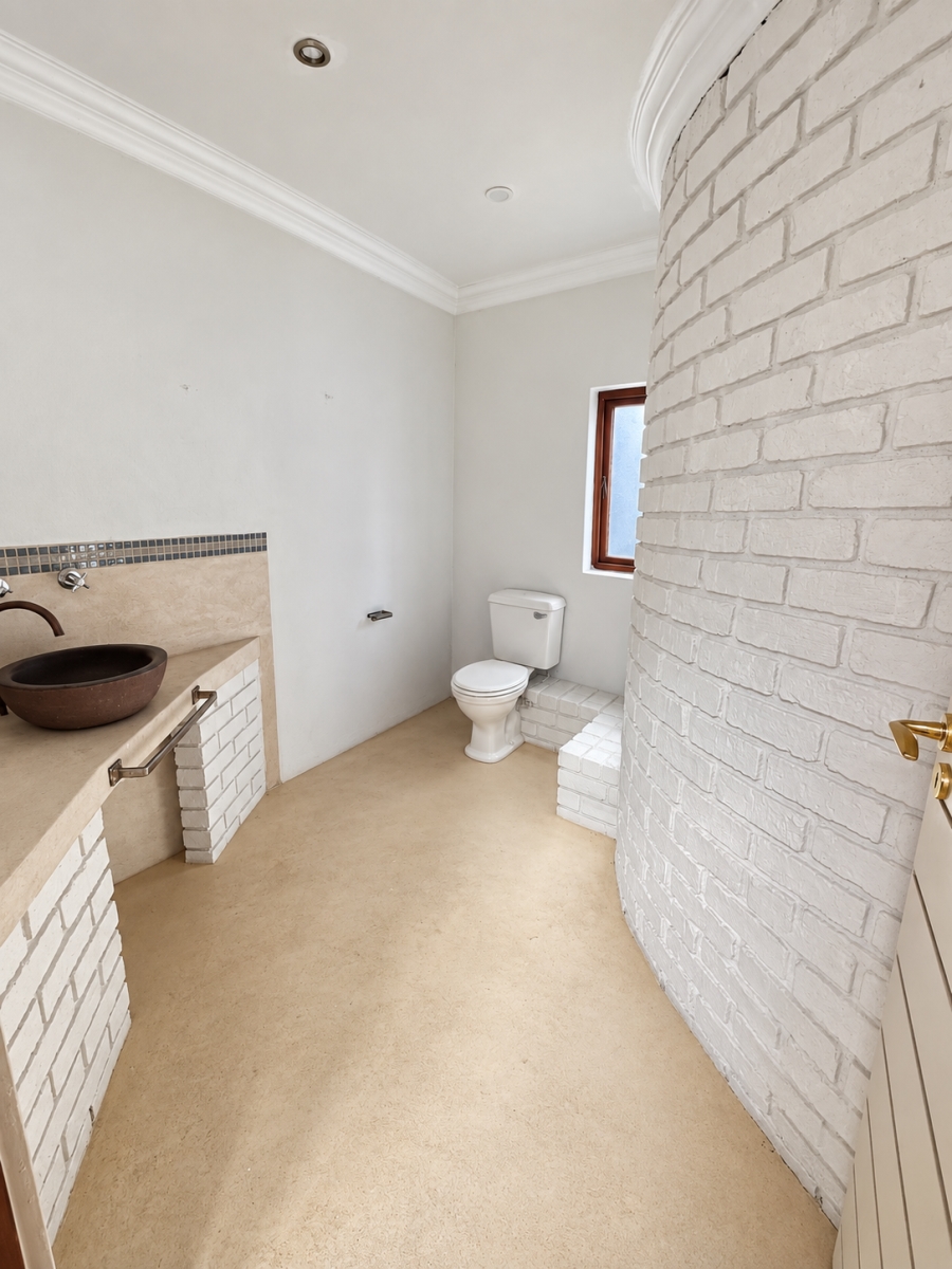 5 Bedroom Property for Sale in North Oaks Western Cape